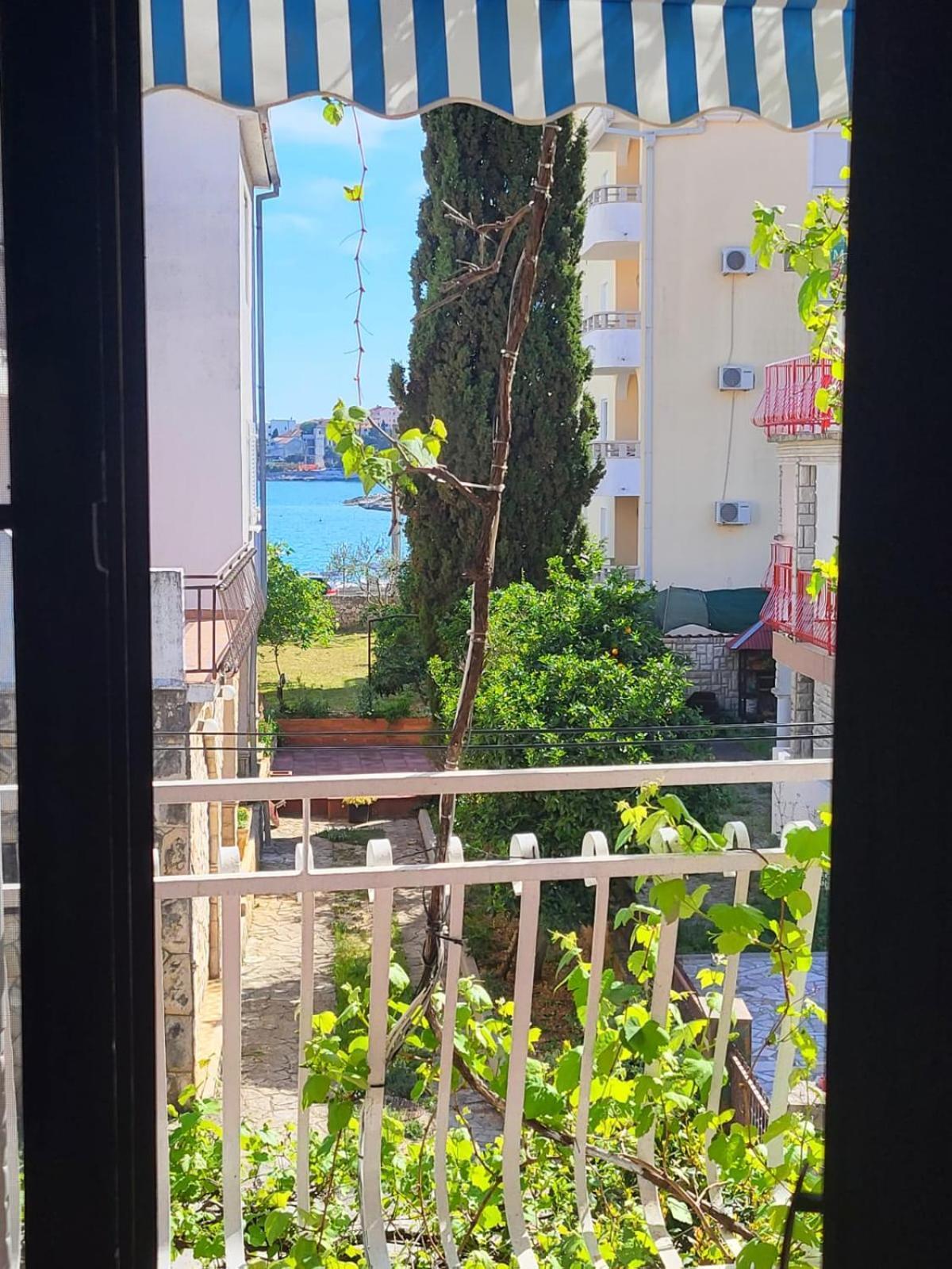 Apartment Bunjo'S Beach House Trogir Extérieur photo